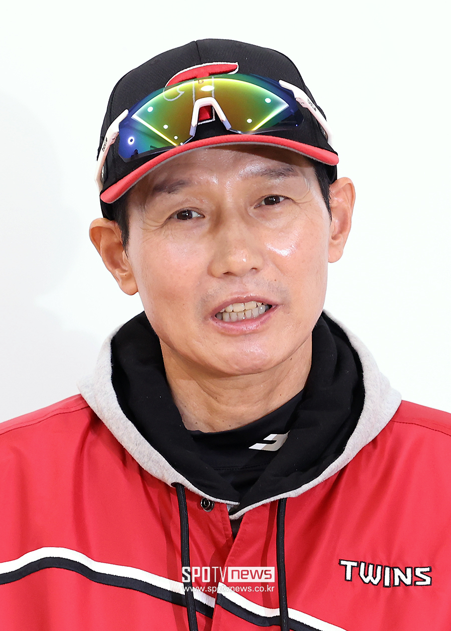 ▲ 염경엽 LG 트윈스 감독이 17일 서울 잠실구장에서 열린 '2024 신한 SOL뱅크 KBO 포스트시즌' 삼성 라이온즈와의 플레이오프 3차전을 앞두고 공식 인터뷰를 갖고 있다. 경기는 LG가 1-0으로 승리하고 기사회생했다. ⓒ곽혜미 기자