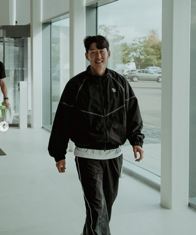 여러분, 제가 돌아왔습니다! '환한 미소+사복 차림' SONNY, 부상 복귀 완료!→19일 웨스트햄 골문 정조준
