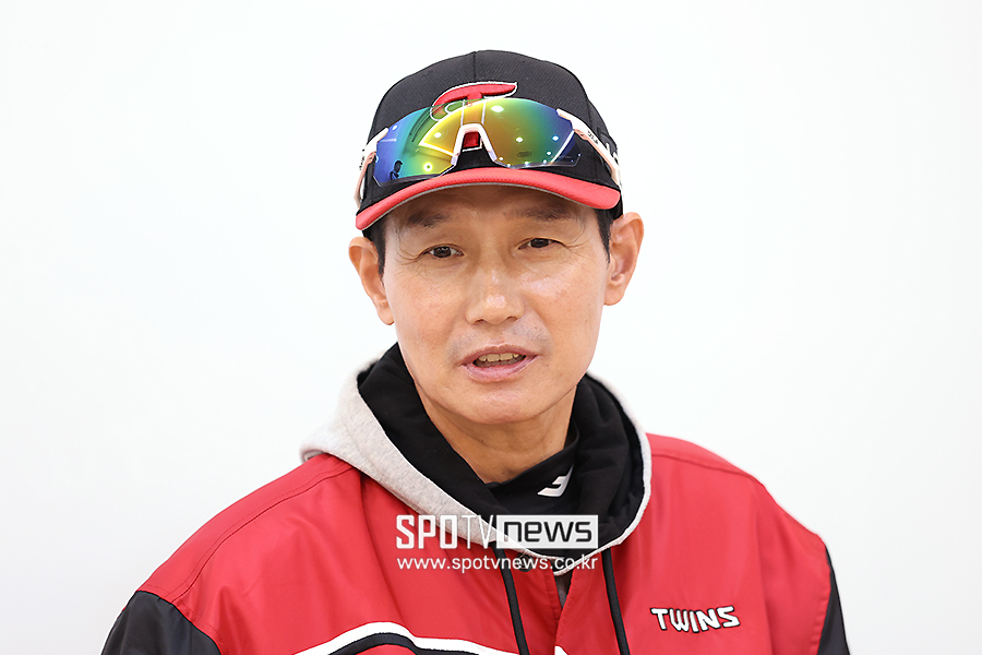 '필살기' 에르난데스 못 쓰는데, 염경엽 감독은 왜 웃었나…준PO 히든카드 다시 쓴다