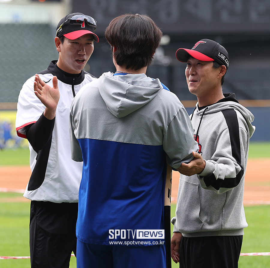 [포토S] 모창민-정수성 코치, '(박)병호, 오늘 적당히 해'