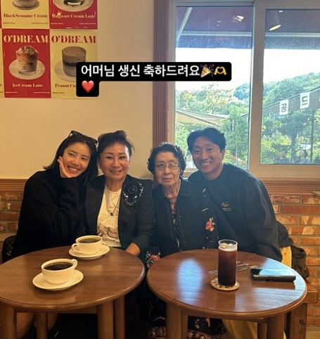 손담비, 시母 생신 챙기며 가족사진..임신으로 더 함박웃음