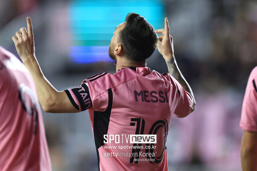 ▲ 메시가 MLS도 정복했다. 인터 마이애미는 메시가 입단하기 전만 해도 MLS 최하위였다. 메시가 합류하고 벌써 두 번째 우승을 차지했다. 메시는 지난해 북중미 리그스컵에서 7경기 10골 1도움의 맹활약으로 리그스컵 우승을 안겼다. 득점왕, MVP까지 석권한 메시는 이어진 US 오픈컵과 MLS에서 골을 이어가며 미국 생활을 순탄하게 시작했다. 첫 시즌에 인터 마이애미 최고 선수(MVP)에 선정됐던 메시가 2년차에 바로 정규리그 우승까지 안기는 기염을 토했다.