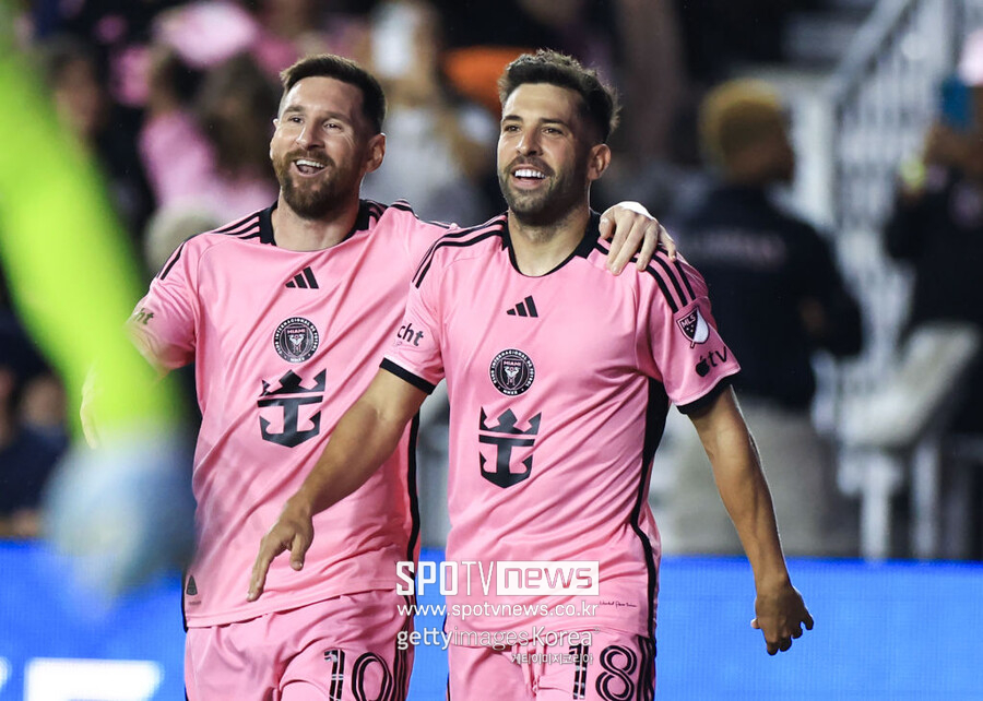 ▲ 메시가 MLS도 정복했다. 인터 마이애미는 메시가 입단하기 전만 해도 MLS 최하위였다. 메시가 합류하고 벌써 두 번째 우승을 차지했다. 메시는 지난해 북중미 리그스컵에서 7경기 10골 1도움의 맹활약으로 리그스컵 우승을 안겼다. 득점왕, MVP까지 석권한 메시는 이어진 US 오픈컵과 MLS에서 골을 이어가며 미국 생활을 순탄하게 시작했다. 첫 시즌에 인터 마이애미 최고 선수(MVP)에 선정됐던 메시가 2년차에 바로 정규리그 우승까지 안기는 기염을 토했다.