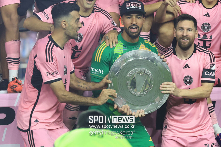 ▲ 메시가 MLS도 정복했다. 인터 마이애미는 메시가 입단하기 전만 해도 MLS 최하위였다. 메시가 합류하고 벌써 두 번째 우승을 차지했다. 메시는 지난해 북중미 리그스컵에서 7경기 10골 1도움의 맹활약으로 리그스컵 우승을 안겼다. 득점왕, MVP까지 석권한 메시는 이어진 US 오픈컵과 MLS에서 골을 이어가며 미국 생활을 순탄하게 시작했다. 첫 시즌에 인터 마이애미 최고 선수(MVP)에 선정됐던 메시가 2년차에 바로 정규리그 우승까지 안기는 기염을 토했다.