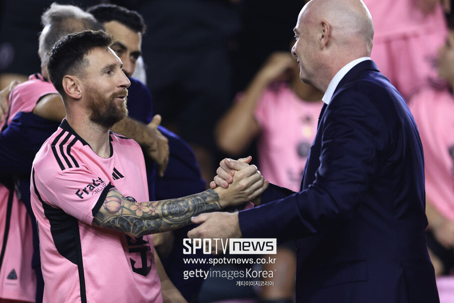 ▲ 메시가 MLS도 정복했다. 인터 마이애미는 메시가 입단하기 전만 해도 MLS 최하위였다. 메시가 합류하고 벌써 두 번째 우승을 차지했다. 메시는 지난해 북중미 리그스컵에서 7경기 10골 1도움의 맹활약으로 리그스컵 우승을 안겼다. 득점왕, MVP까지 석권한 메시는 이어진 US 오픈컵과 MLS에서 골을 이어가며 미국 생활을 순탄하게 시작했다. 첫 시즌에 인터 마이애미 최고 선수(MVP)에 선정됐던 메시가 2년차에 바로 정규리그 우승까지 안기는 기염을 토했다.