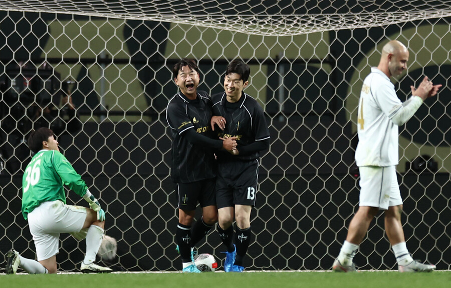 ▲ 20일 오후 6시 서울월드컵경기장에서 2024 넥슨 아이콘 매치가 열렸다. 넥슨의 축구 게임 FC 온라인과 FC 모바일에서 은퇴한 축구 전설로 구성된 이벤트 경기였다. 세계적인 레전드가 총출동해 FC스피어(공격수팀)와 실드 유나이티드(수비수팀)로 나뉘어 경기를 치렀다. 전설들을 보기 위해 서울월드컵경기장에는 6만 4210명의 관중이 찾았다. ⓒ 연합뉴스