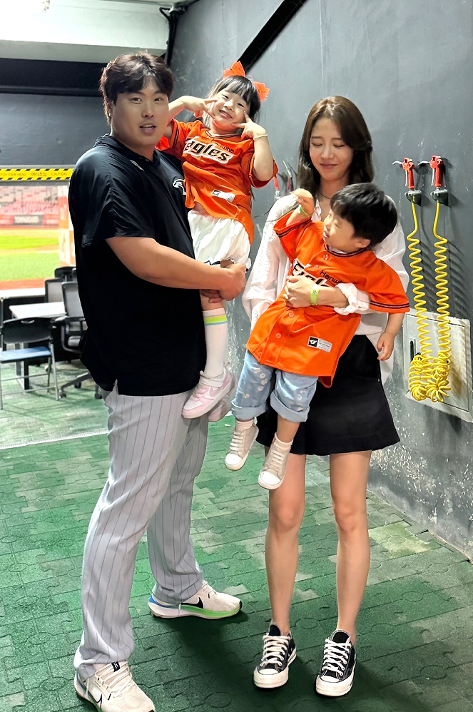 '170억 대투수' 류현진, '살림남' 합류…♥배지현과 결혼+육아 공개