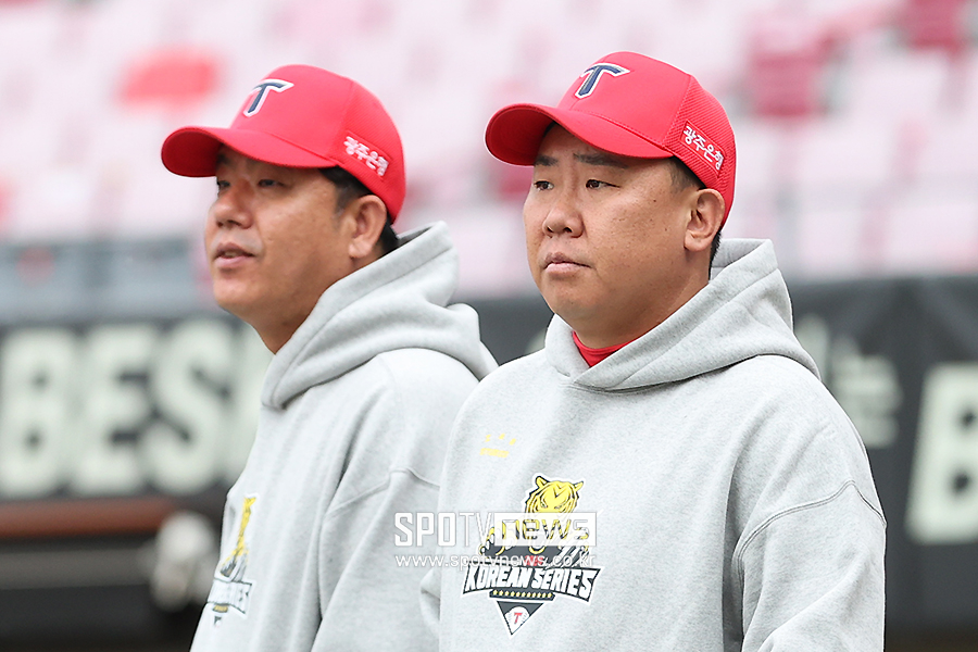 [포토S] 훈련 바라보는 이범호 감독