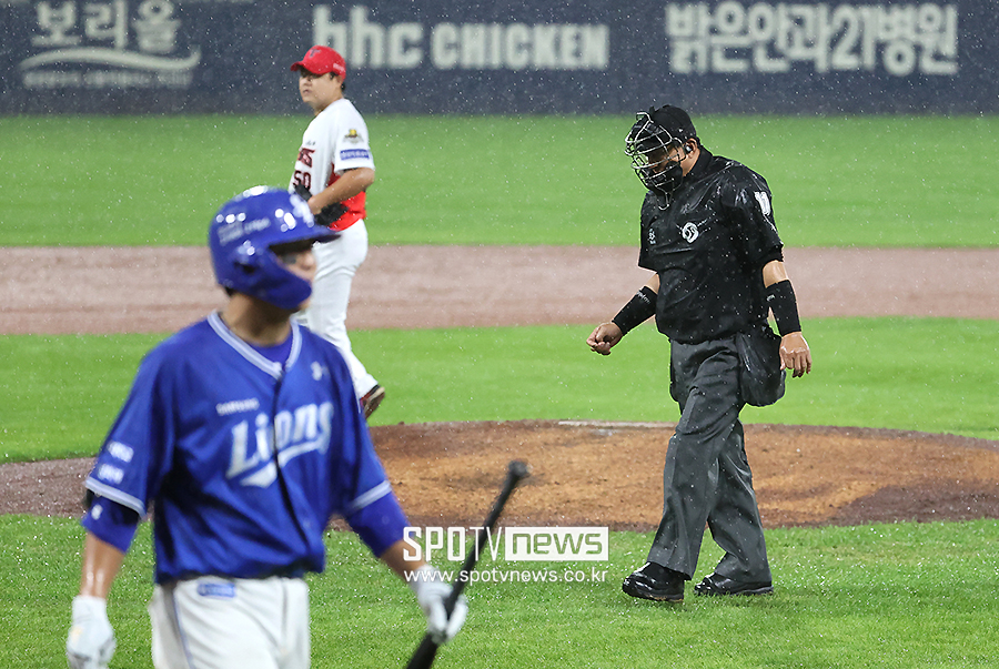 ▲ 삼성 라이온즈와 KIA 타이거즈의 한국시리즈 1차전이 비로 서스펜디드 게임 선언이 됐다.  ⓒ곽혜미 기자