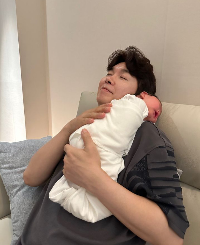 박수홍, 입술 판박이 딸에 벌써 푹 빠졌다 "수홍이가 수홍이를 안아줘"