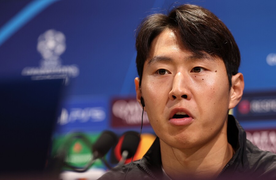 이러고 또 벤치는 아니겠지? 이강인, 감독과 챔스 기자회견 참석 "PSG 유니폼 입으면 매 경기가 결승전"