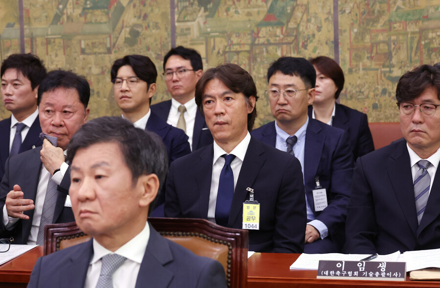 ▲ 이임생 대한축구협회 기술총괄이사가 홍명보 감독을 선임한 과정을 국회 현안질의에서 거짓으로 밝힌 정황이 드러났다. 지금까지 이임생 이사는 홍명보 감독을 면담하면서 독대라고 주장했는데 최영일 축구협회 부회장이 동행한 사실이 밝혀졌다. 이에 국회 문화체육관광위원회가 위증죄 고발을 요청했다.  ⓒ연합뉴스