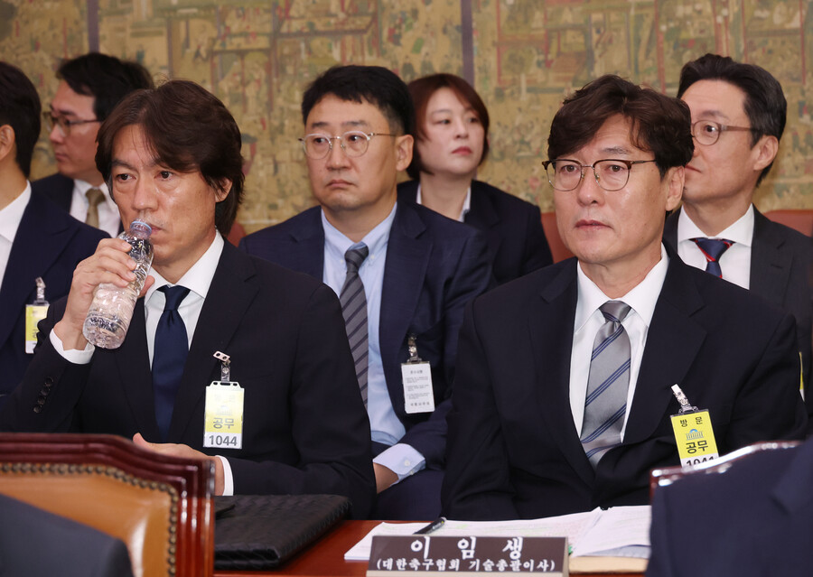 ▲ 이임생 대한축구협회 기술총괄이사가 홍명보 감독을 선임한 과정을 국회 현안질의에서 거짓으로 밝힌 정황이 드러났다. 지금까지 이임생 이사는 홍명보 감독을 면담하면서 독대라고 주장했는데 최영일 축구협회 부회장이 동행한 사실이 밝혀졌다. 이에 국회 문화체육관광위원회가 위증죄 고발을 요청했다.  ⓒ연합뉴스
