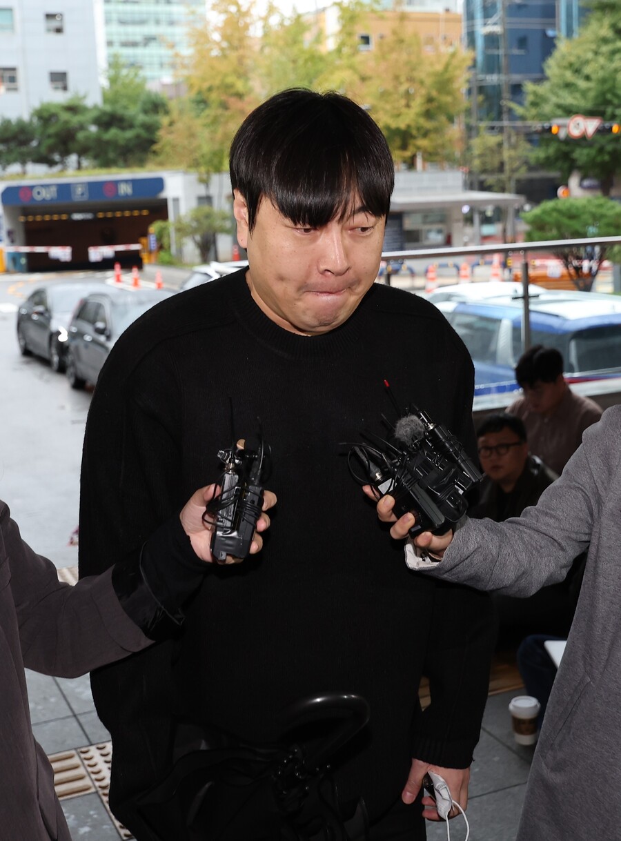 '불법 도박' 이진호, 경찰 출석 "죄송하다…성실히 조사 받겠다"