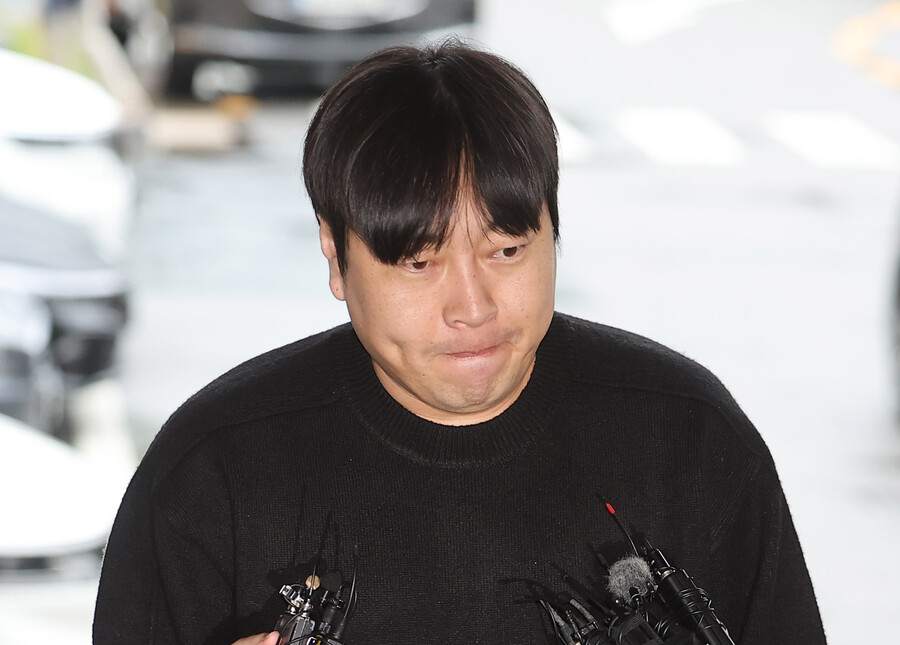 "대가 치르겠다"던 이진호, 불법 도박 혐의 경찰 출석…"죄송하다" 사과[종합]