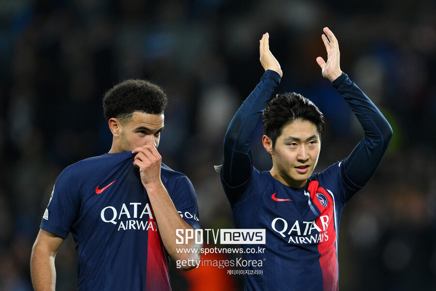 ▲ 이강인이 유럽축구연맹(UFEA) 챔피언스리그(UCL) PSV 에인트호벤과 리그 페이즈 3차전을 앞두고 파리 생제르맹(PSG) 대표 선수로 사전 기자회견에 참석했다. 선발과 교체를 오가는 가운데 지난 주말 프랑스 리그앙에서 시즌 4호골을 넣은 기세를 챔피언스리그에서도 이어갈 기대감을 품게 만든다. 하지만 영국 매체 90MIN은 선발 라인업을 예상하면서 이강인이 아닌 마르코 아센시오를 가짜 9번에 놓았다. 루이스 엔리케 감독이 가짜 9번으로 어떤 선수를 선택할 지 관심을 모은다.