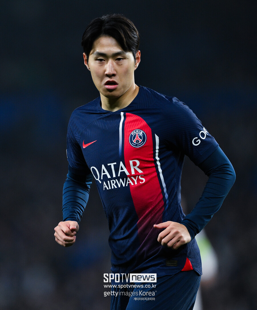 ▲ 이강인이 유럽축구연맹(UFEA) 챔피언스리그(UCL) PSV 에인트호벤과 리그 페이즈 3차전을 앞두고 파리 생제르맹(PSG) 대표 선수로 사전 기자회견에 참석했다. 선발과 교체를 오가는 가운데 지난 주말 프랑스 리그앙에서 시즌 4호골을 넣은 기세를 챔피언스리그에서도 이어갈 기대감을 품게 만든다. 하지만 영국 매체 90MIN은 선발 라인업을 예상하면서 이강인이 아닌 마르코 아센시오를 가짜 9번에 놓았다. 루이스 엔리케 감독이 가짜 9번으로 어떤 선수를 선택할 지 관심을 모은다.