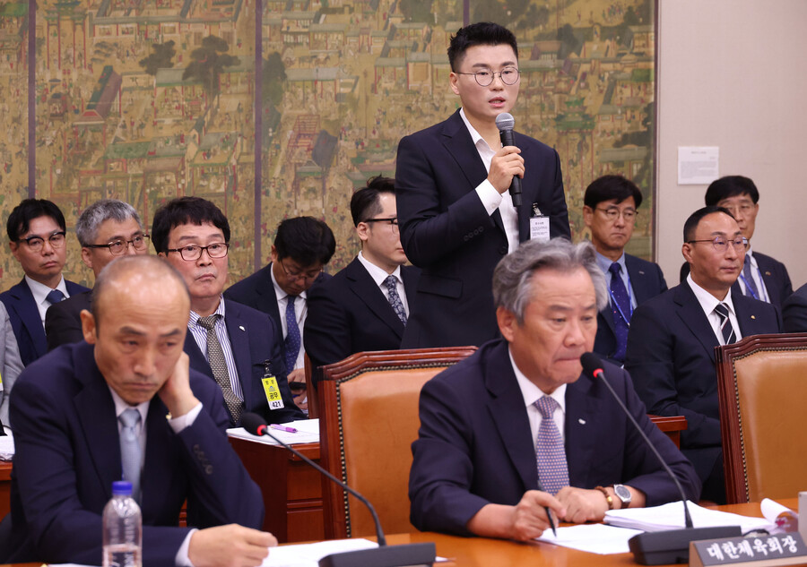 ▲ 22일 국회에서 열린 문화체육관광위원회 국정감사에서 민경국 스포츠에이전시 대표가 안세영 선수와 관련 의원 질의에 답하고 있다.  ⓒ연합뉴스