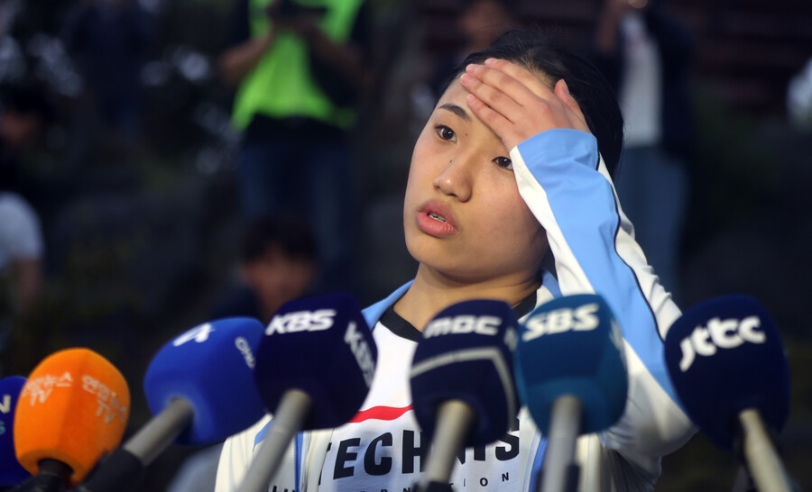 ▲ 9일 경남 밀양시 밀양배드민턴경기장에서 열린 '제105회 전국체육대회' 배드민턴 부산 삼성생명 안세영과 인천 인천국제공항 심유진 경기 종료 후 안세영이 취재진과 인터뷰하며 머리를 만지고 있다.  ⓒ연합뉴스