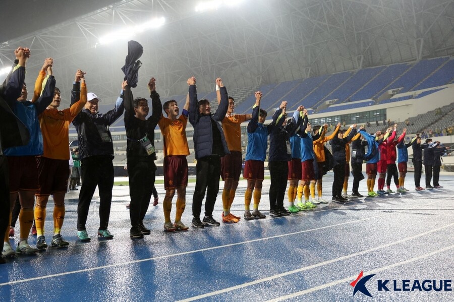 ▲ 22일 오후 용인 미르스타디움에서 2024-25 아시아 챔피언스리그 엘리트 리그 스테이지 3차전이 열렸다. 홈구장의 잔디 상태가 좋지 않은 광주FC가 용인에서 홈 아닌 홈경기를 치르는 촌극을 벌였다. 다행히 아사니의 멀티골로 조호르를 3-1로 제압하긴 했지만 잔디 관리의 아쉬움에 마냥 웃을 수는 없었다. ⓒ 한국프로축구연맹