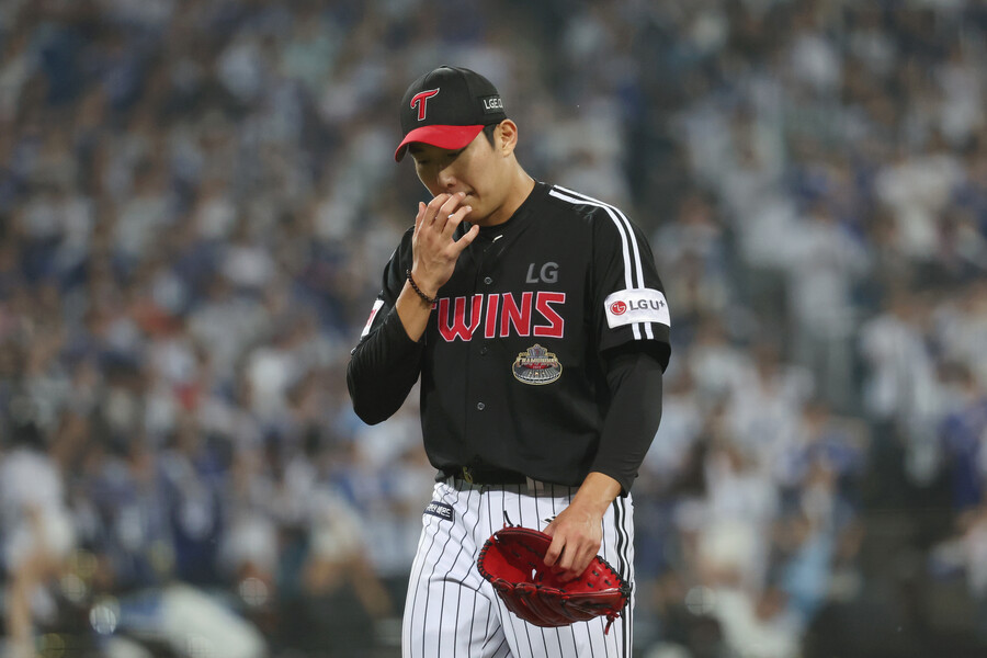▲ LG 트윈스 좌완투수 손주영이 15일 대구 삼성라이온즈파크에서 열린 '2024 신한 SOL뱅크 KBO 포스트시즌' 삼성 라이온즈와의 플레이오프 2차전에서 선발투수로 등판해 역투하고 있다. ⓒ연합뉴스