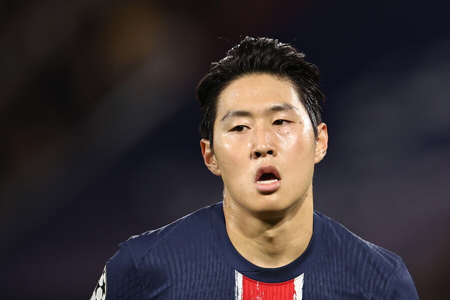 ▲ 파리생제르맹이 예상을 깨고 PSV 아인트호번(네덜란드)을 상대로 승점 1점에 머물렀다. 이강인을 가짜 9번에 놓으며 슈팅만 26회 시도했으나, PSV 아인트호번 골문을 단 한 번 여는 데에 그친 결과다. 경기가 끝나고 엔리케 감독은 
