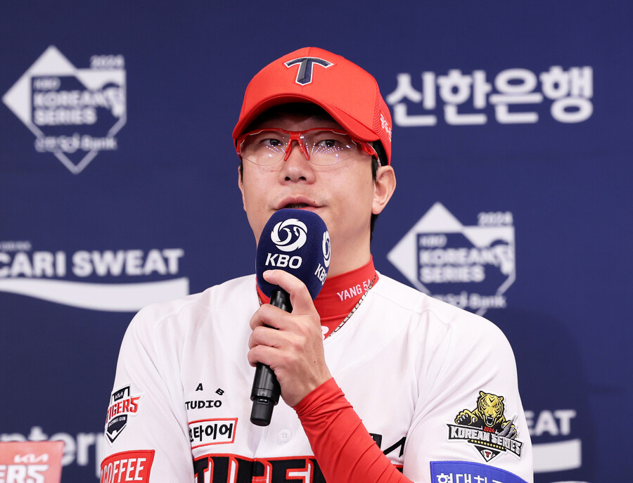 ▲ KIA 한국시리즈 2차전 선발로 예고된 양현종. 올해 10년 연속 170이닝 이상 소화라는 대업을 달성한 양현종은 통산 포스트시즌 8경기에서 28이닝을 던지며 1승1패1세이브 평균자책점 1.61의 역투를 펼쳤다.  올해 양현종은 삼성전 5경기에서 26⅓이닝을 던지며 승패 없이 평균자책점 5.13, 피안타율 0.257을 기록했다. ⓒ 연합뉴스