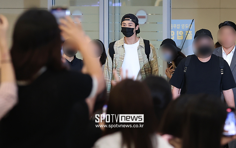 변우석 황제경호 3달 만에…인천공항 연예인 전용출입문 도입 '갑론을박'