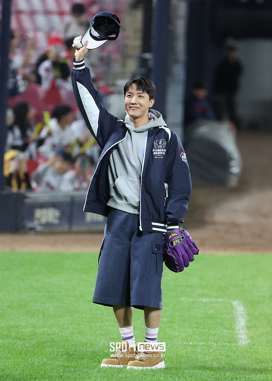 [포토S] 'KS 2차전 시구' 제이홉, 글러브는 보라색!