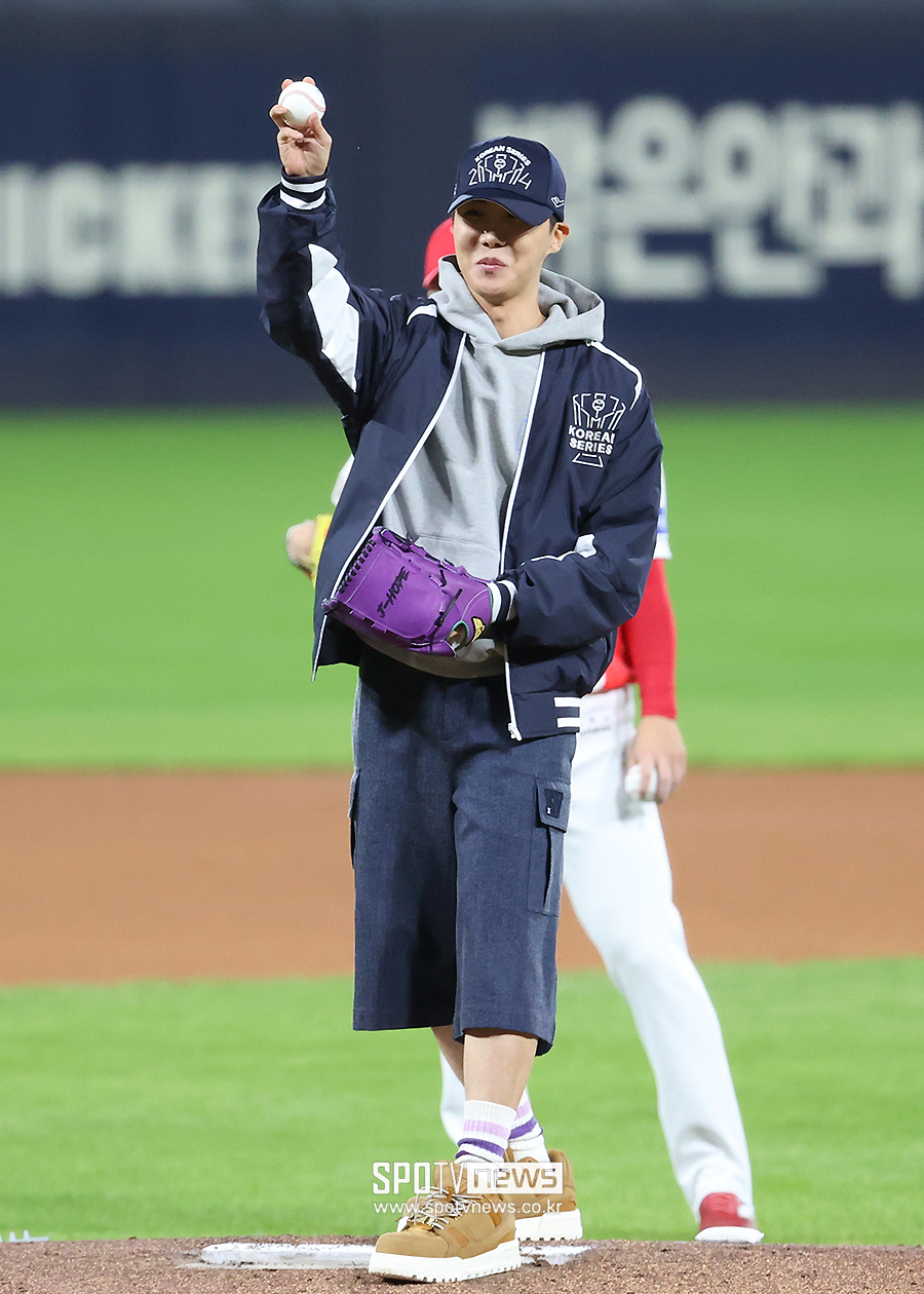 [포토S] '광주의 아들' 제이홉, 한국시리즈 시구!