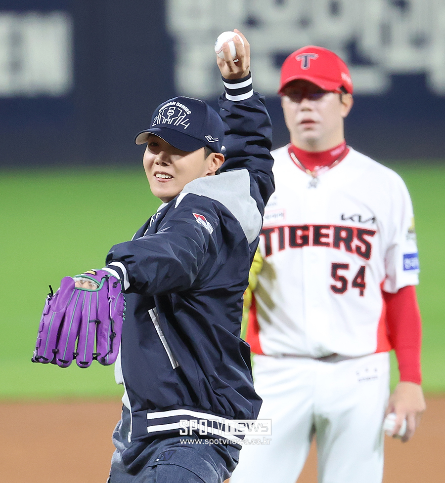 [포토S] 방탄소년단 제이홉, 양현종도 놀란 완벽 시구!