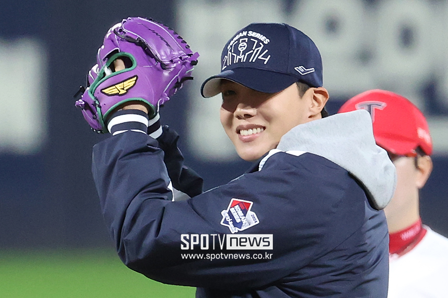 제이홉, 애정·의리 빛난 한국시리즈 시구…보라색 글러브 '눈길'[종합]