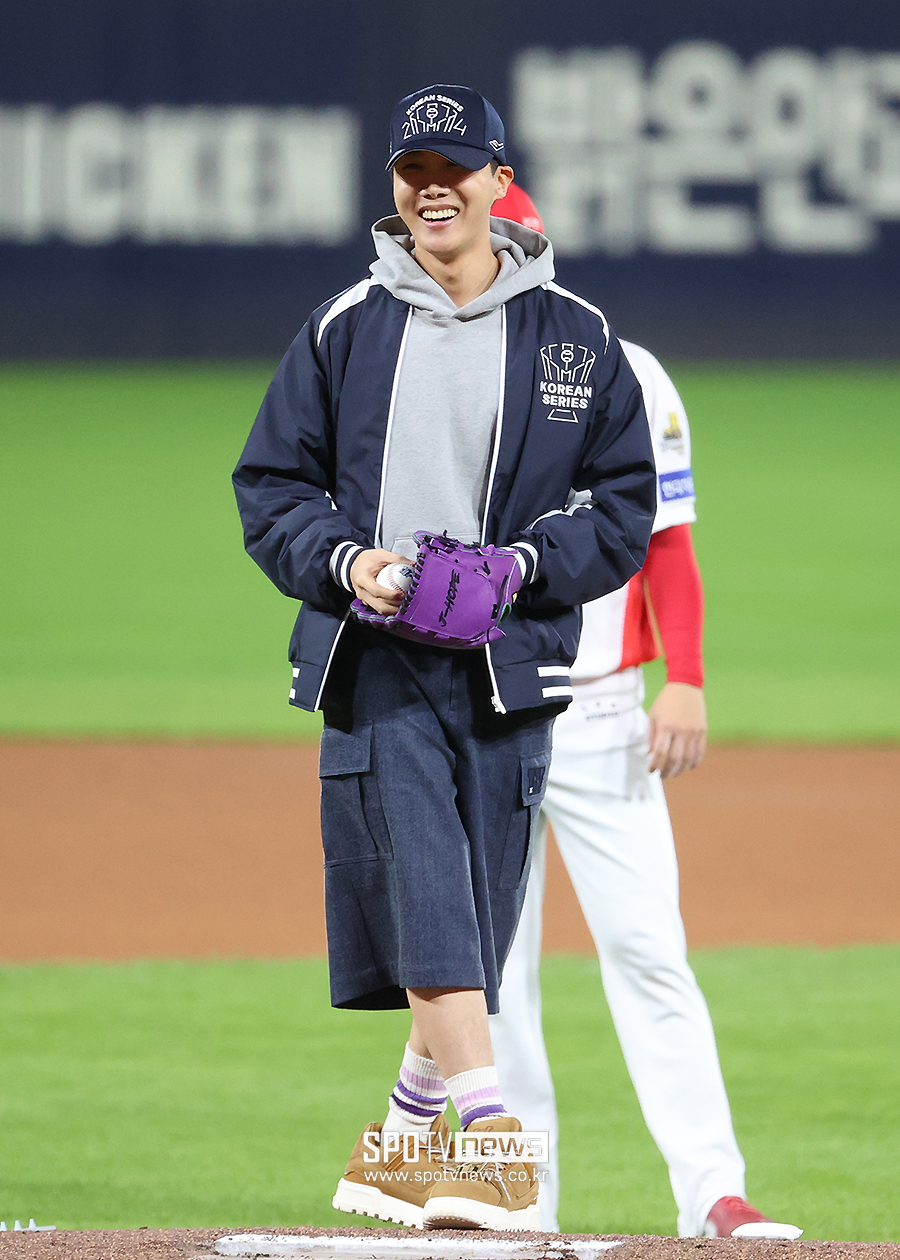 [포토S] 방탄소년단 제이홉, '마운드 위에서 시구합니다'