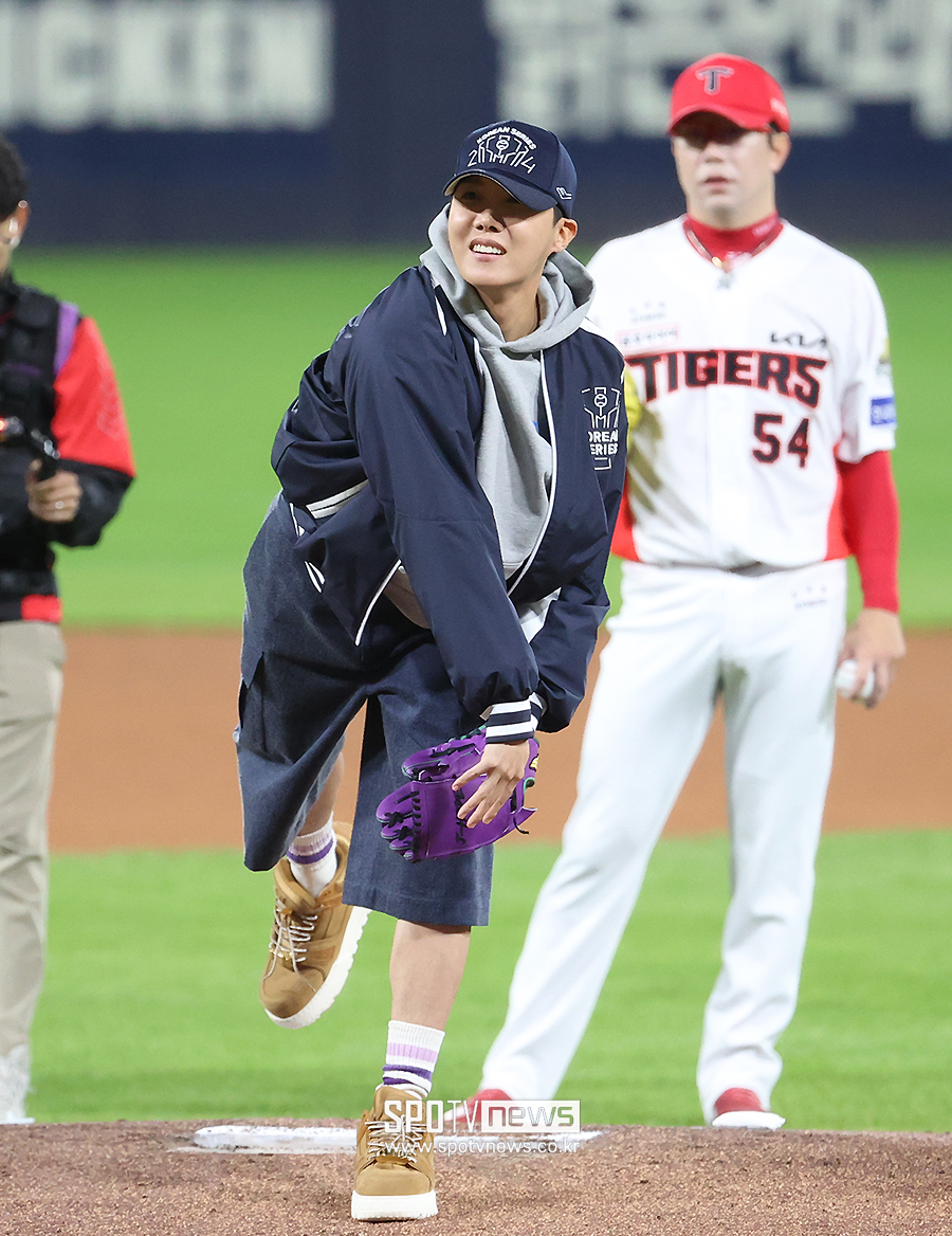 [포토S] 한국시리즈 2차전 시구하는 제이홉