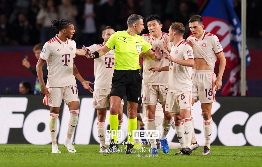 [UCL REVIEW] 밀렸잖아! '콤파니 분노' 김민재 실책→결승 실점…뮌헨 바르샤에 1-4 대패, 23위 추락