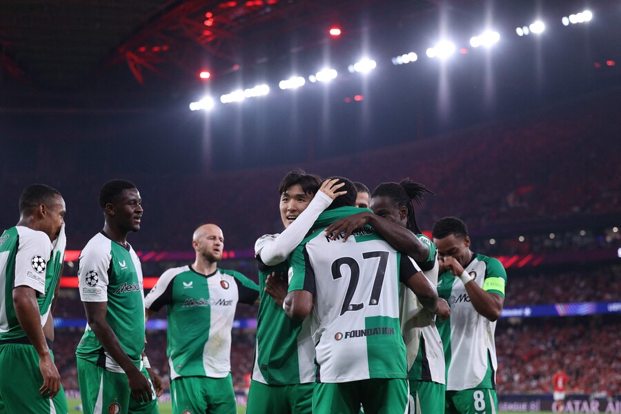 ▲ 황인범이 벤피카 원정에서 선발 출전해 3-1 승리에 앞장섰다. 벤피카는 아틀레티코를 4-0으로 꺾는 저력을 발휘했는데, 페예노르트가 벤피카에 이번 시즌 챔피언스리그 첫 패배를 안긴 것. 황인범은 선발 미드필더로 출전해 경기가 끝날 때까지 그라운드를 누비여 공수 연결고리 역할을 완벽하게 수행해 냈다. 페예노르트는 이날 승리로 공식전 4연승과 함께 6경기 무패 행진을 이어갔다. ⓒ연합뉴스/AFP