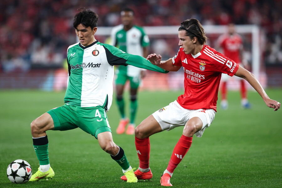 ▲ 황인범이 벤피카 원정에서 선발 출전해 3-1 승리에 앞장섰다. 벤피카는 아틀레티코를 4-0으로 꺾는 저력을 발휘했는데, 페예노르트가 벤피카에 이번 시즌 챔피언스리그 첫 패배를 안긴 것. 황인범은 선발 미드필더로 출전해 경기가 끝날 때까지 그라운드를 누비여 공수 연결고리 역할을 완벽하게 수행해 냈다. 페예노르트는 이날 승리로 공식전 4연승과 함께 6경기 무패 행진을 이어갔다. ⓒ연합뉴스/EPA