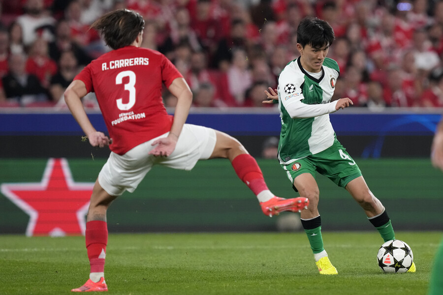 ▲ 황인범이 벤피카 원정에서 선발 출전해 3-1 승리에 앞장섰다. 벤피카는 아틀레티코를 4-0으로 꺾는 저력을 발휘했는데, 페예노르트가 벤피카에 이번 시즌 챔피언스리그 첫 패배를 안긴 것. 황인범은 선발 미드필더로 출전해 경기가 끝날 때까지 그라운드를 누비여 공수 연결고리 역할을 완벽하게 수행해 냈다. 페예노르트는 이날 승리로 공식전 4연승과 함께 6경기 무패 행진을 이어갔다. ⓒ연합뉴스/AP