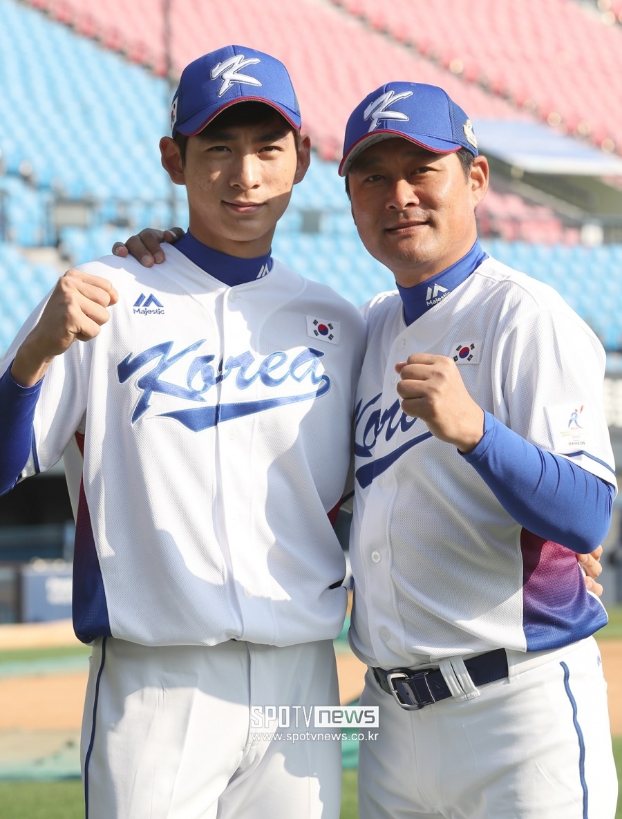 ▲ 이종범 KT 코치는 '바람의 손자' 이정후의 아버지로도 유명하다. 이정후는 KBO 리그 통산 884경기 타율 .340 1181안타 65홈런 515타점 69도루를 남기고 국내 무대를 평정한 뒤 메이저리그 진출에 성공, 지난 시즌을 앞두고 샌프란시스코 자이언츠와 6년 1억 1300만 달러에 계약하면서 화제의 주인공이 됐다. ⓒ곽혜미 기자