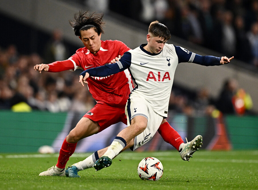 ▲ 토트넘이 AZ알크마르를 1-0으로 꺾고 2024-25 유럽축구연맹(UEFA) 유로파리그 리그 페이즈 전승 행진을 이어갔다. 이번 대회 우승 후보로 꼽히는 토트넘은 첫 번째 경기부터 이날 세 번째 경기까지 모두 승점 3점을 챙기고 전체 참가 팀 중 2위로 도약했다. 손흥민을 대신해 왼쪽 날개로 출전한 마이키 무어는 17세 답지 않은 경기력으로 눈도장을 찍었다.  ⓒ연합뉴스/REUTERS