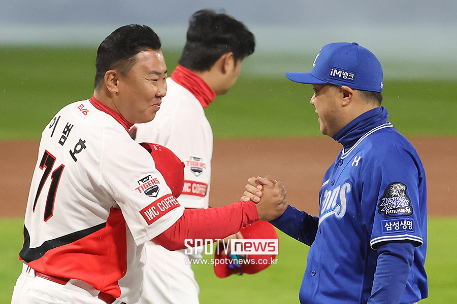 ▲ 한국시리즈 3차전을 앞두고 있는 이범호 감독과 박진만 감독 ⓒ곽혜미 기자
