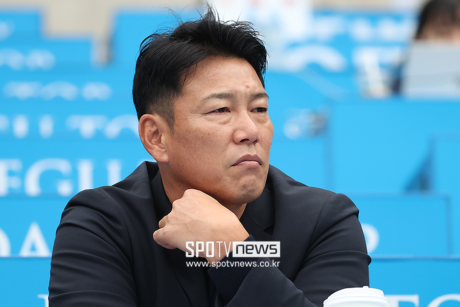 일본도 모르게 '깜짝 방문'…이바타 감독 'KIA+삼성 대표팀 11명' 한국시리즈 지켜본다