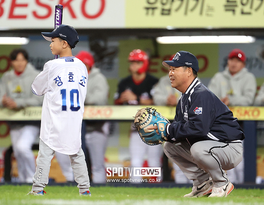 [포토S] 이만수 감독, 한국시리즈 3차전 시포