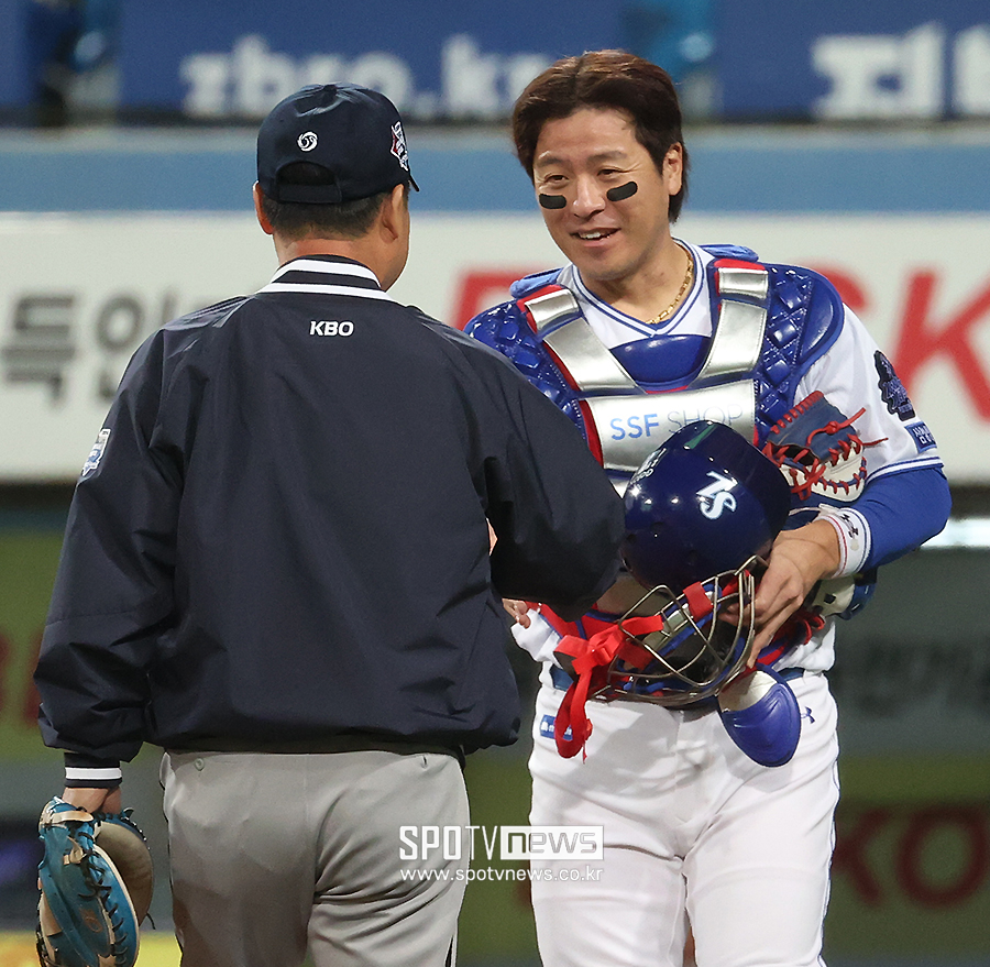 [포토S] 이만수 감독과 인사하는 강민호