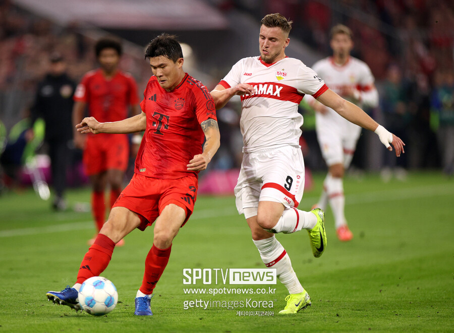 ▲ 바이에른 뮌헨은 FC 바르셀로나와 UEFA 챔피언스리그 경기에서 1-4로 무너졌다. 4실점 책임이 수비진과 뱅상 콤파니 감독에게 쏠린 가운데 석연치 않은 판정으로 결승골을 내준 김민재에게도 독일 언론들은 비판을 쏟았다. 바이에른 뮌헨 수뇌부는 이러한 분위기다 불편하다. 경기 후 취재진과 만난 막스 에베를 단장은 김민재와 수비진을 향한 한 취재진의 지적에 