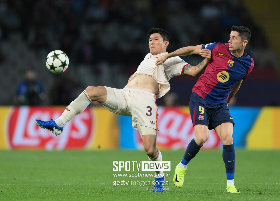 ▲ 바이에른 뮌헨은 FC 바르셀로나와 UEFA 챔피언스리그 경기에서 1-4로 무너졌다. 4실점 책임이 수비진과 뱅상 콤파니 감독에게 쏠린 가운데 석연치 않은 판정으로 결승골을 내준 김민재에게도 독일 언론들은 비판을 쏟았다. 바이에른 뮌헨 수뇌부는 이러한 분위기다 불편하다. 경기 후 취재진과 만난 막스 에베를 단장은 김민재와 수비진을 향한 한 취재진의 지적에 