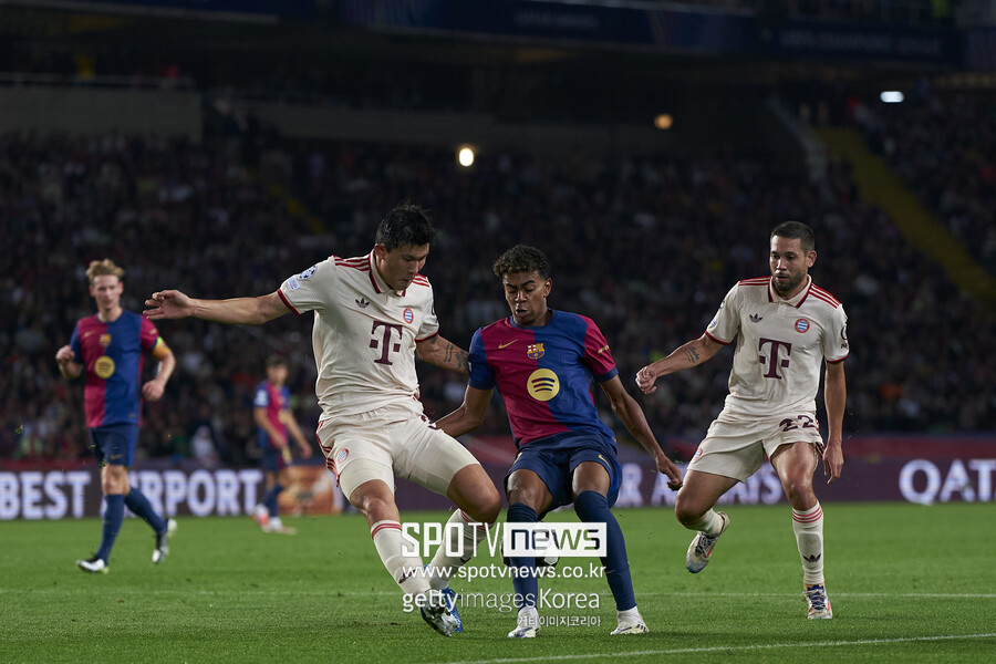 ▲ 바이에른 뮌헨은 FC 바르셀로나와 UEFA 챔피언스리그 경기에서 1-4로 무너졌다. 4실점 책임이 수비진과 뱅상 콤파니 감독에게 쏠린 가운데 석연치 않은 판정으로 결승골을 내준 김민재에게도 독일 언론들은 비판을 쏟았다. 바이에른 뮌헨 수뇌부는 이러한 분위기다 불편하다. 경기 후 취재진과 만난 막스 에베를 단장은 김민재와 수비진을 향한 한 취재진의 지적에 