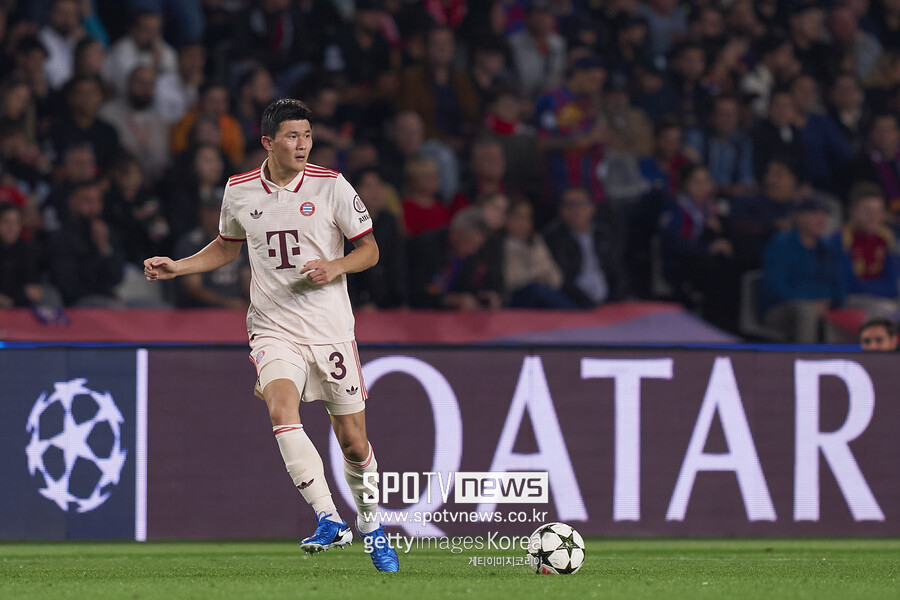 ▲ 바이에른 뮌헨은 FC 바르셀로나와 UEFA 챔피언스리그 경기에서 1-4로 무너졌다. 4실점 책임이 수비진과 뱅상 콤파니 감독에게 쏠린 가운데 석연치 않은 판정으로 결승골을 내준 김민재에게도 독일 언론들은 비판을 쏟았다. 바이에른 뮌헨 수뇌부는 이러한 분위기다 불편하다. 경기 후 취재진과 만난 막스 에베를 단장은 김민재와 수비진을 향한 한 취재진의 지적에 