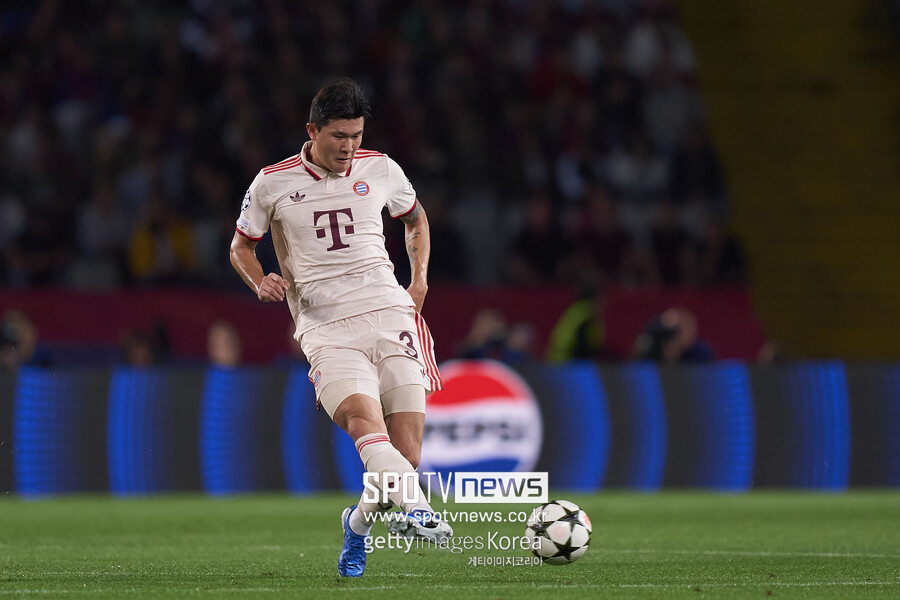 ▲ 바이에른 뮌헨은 FC 바르셀로나와 UEFA 챔피언스리그 경기에서 1-4로 무너졌다. 4실점 책임이 수비진과 뱅상 콤파니 감독에게 쏠린 가운데 석연치 않은 판정으로 결승골을 내준 김민재에게도 독일 언론들은 비판을 쏟았다. 바이에른 뮌헨 수뇌부는 이러한 분위기다 불편하다. 경기 후 취재진과 만난 막스 에베를 단장은 김민재와 수비진을 향한 한 취재진의 지적에 
