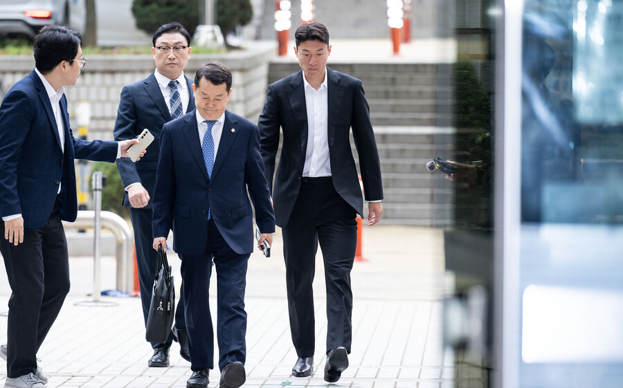 ▲ 불법 촬영 혐의를 받는 축구선수 황의조가 16일 오전 서울 서초구 서울중앙지방법원에서 열린 성폭력범죄의 처벌 등에 관한 특례법 위반 혐의 관련 1차 공판에 출석하기 위해 법정으로 향하고 있다.  ⓒ연합뉴스